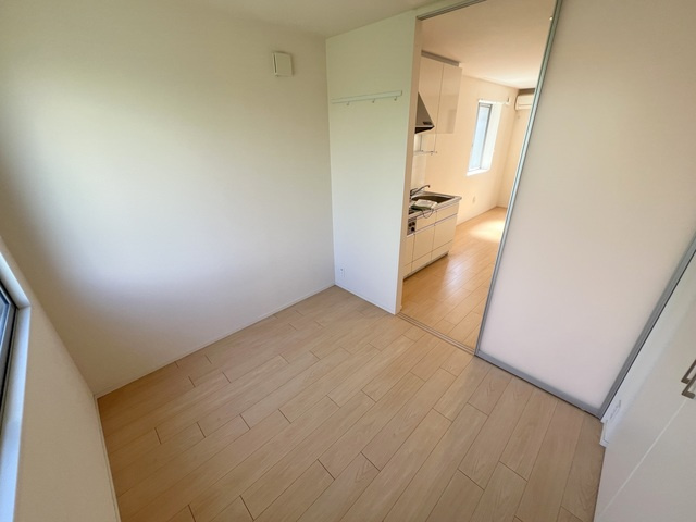 サンローズの居間・リビング|★明るいフローリングの角部屋です★