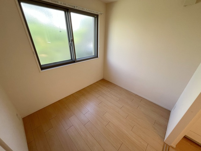 サンローズの寝室|★明るいフローリングの角部屋です★