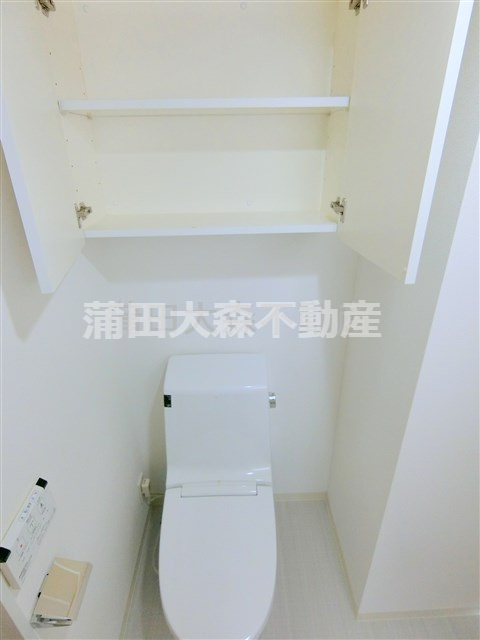 ブライズ蒲田ウエストWESTのトイレ|吊り戸棚収納と温水暖房便座付きのトイレ