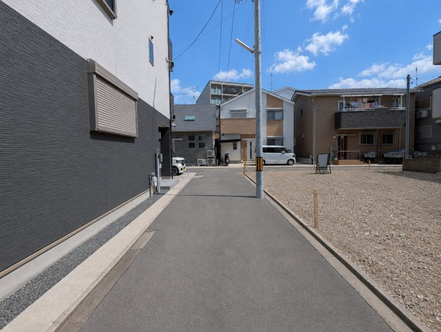 吉祥院西ノ庄東屋敷町　条件無土地の周辺|前道東側角地のお土地！現況上物有です。間口はゆとりのある、１１．９ｍです♪
