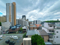 【展望】 | ダイアパレス赤坂☆仲介手数料無料☆ | 高い建物が少なく、心地よい風と陽光が舞い込む開放的なロケーション。利便性豊かな赤坂エリアにいながら、周囲の視線を気にせずのびのびと過ごせる希少な住環境です。