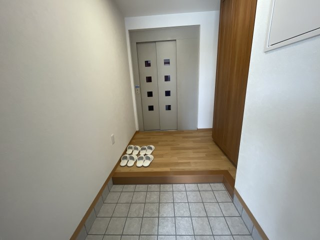忍町ITDビルの玄関