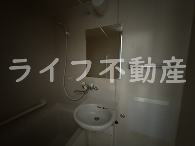 寿コーポの洗面所|明るい洗面所です