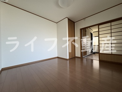 寿コーポの洋室|コンパクトで使いやすい洋室です