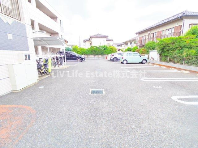 東大和市南街３丁目の賃貸マンションの駐車場