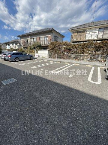 東大和市南街３丁目の賃貸マンションの駐車場