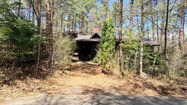 浅間ハイランドパーク  通年利用可能  定住にもおすすめの一邸の前面道路含む現地写真