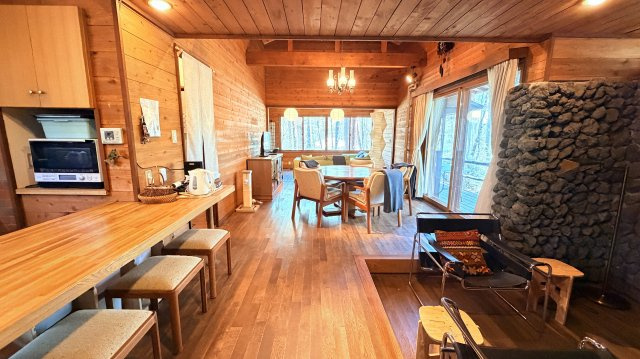 浅間ハイランドパーク  通年利用可能  定住にもおすすめの一邸の居間・リビング
