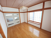 落ち着いた色調の寝室です