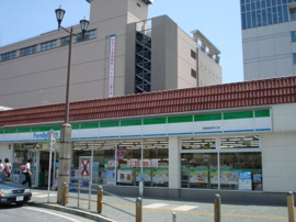 ファミリーマート東飯能駅西口店まで574ｍ