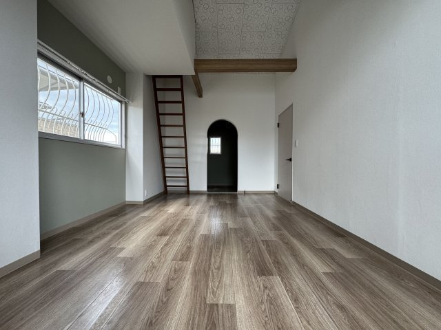 成田市飯田町戸建の寝室|洋室9帖