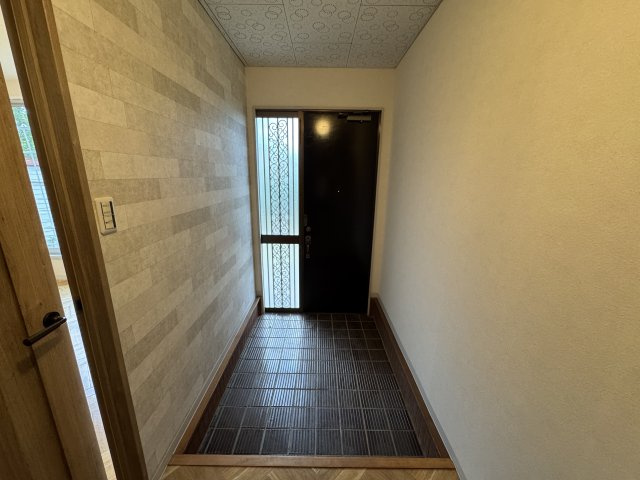 成田市飯田町戸建の玄関