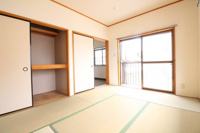 明るい色調の室内です