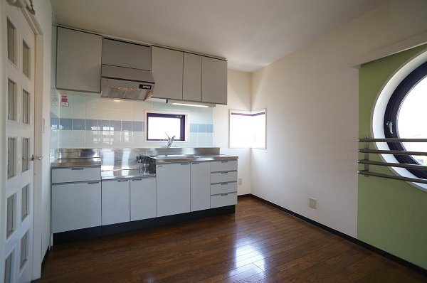 墨田区押上３丁目の賃貸マンションのキッチン|キッチンにはコーナーサッシもあり明るい♪