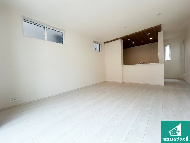 29日(土)30日(日)現地ご見学可能！　西宮市東鳴尾町　新築一戸建ての居間・リビング|日当たり良好の明るいリビングで朝の目覚めもスッキリできそう！対面キッチンでご家族のコミュニケーションも自然と増える設計！小さなお子様が遊ぶスペースを作っても広々とくつろげるLDK！