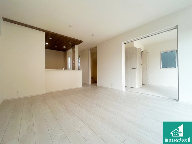 29日(土)30日(日)現地ご見学可能！　西宮市東鳴尾町　新築一戸建ての居間・リビング|日当たり良好の明るいリビングで朝の目覚めもスッキリできそう！対面キッチンでご家族のコミュニケーションも自然と増える設計！小さなお子様が遊ぶスペースを作っても広々とくつろげるLDK！
