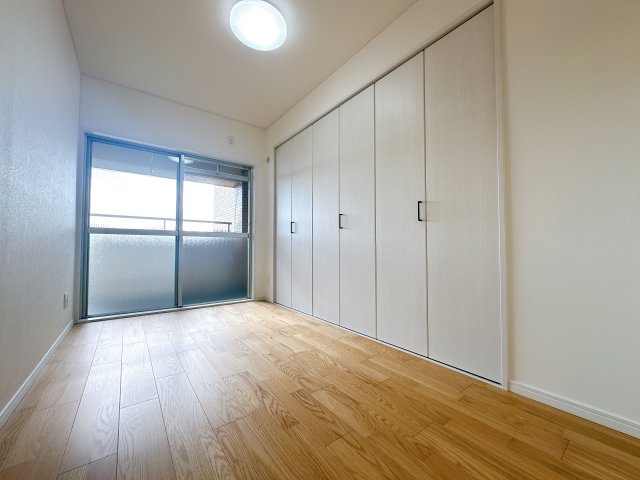 ダイアパレス神宮苑の洋室|南側洋室です。
大きめのクローゼットで大量の荷物も収納できます♪