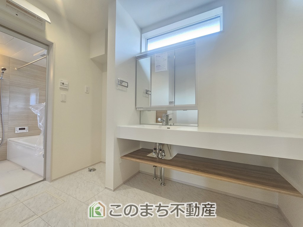 ブルーミングガーデン宇都宮市石井町の洗面所|同社施工物件の写真です。※建具やフローリング、その他仕様が違う場合がございます。シャンプードレッサーで朝の身支度♪伸びるホースでお掃除も簡単清潔です！