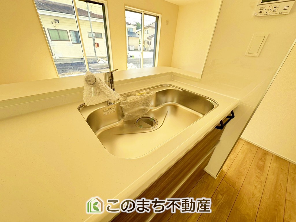 ブルーミングガーデン宇都宮市石井町の設備|ビルトイン型浄水器を内蔵したキッチン水栓。お米を研いだり、野菜を洗ったりするときなど用途に応じてワンタッチで浄水に切り替えが可能です。カートリッジ式なので、フィルターを簡単に交換する事が出来ます。
