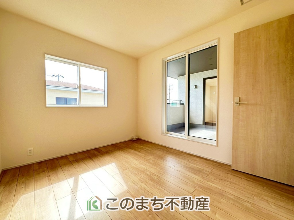 ブルーミングガーデン宇都宮市石井町の洋室|採光も確保されたお部屋です。大きいベッドを置いても余裕のあるゆとり空間。
