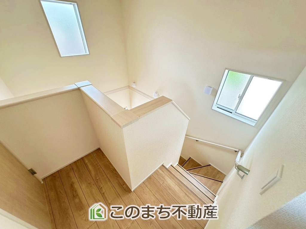 ブルーミングガーデン宇都宮市石井町の内装|手すり付きで小さなお子様にも安心の階段スペースです☆
