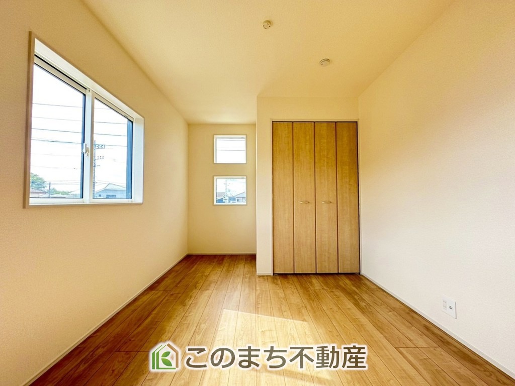 ブルーミングガーデン宇都宮市石井町の洋室|日当たりが良く明るい洋室です。クローゼット付きで家具の配置がしやすく居心地の良いプライベート空間を演出します。
