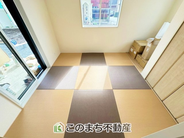 ブルーミングガーデン宇都宮市石井町の和室|お子様のお昼寝にも便利な和室です。大きな窓から暖かな日差しが差し込みます♪
