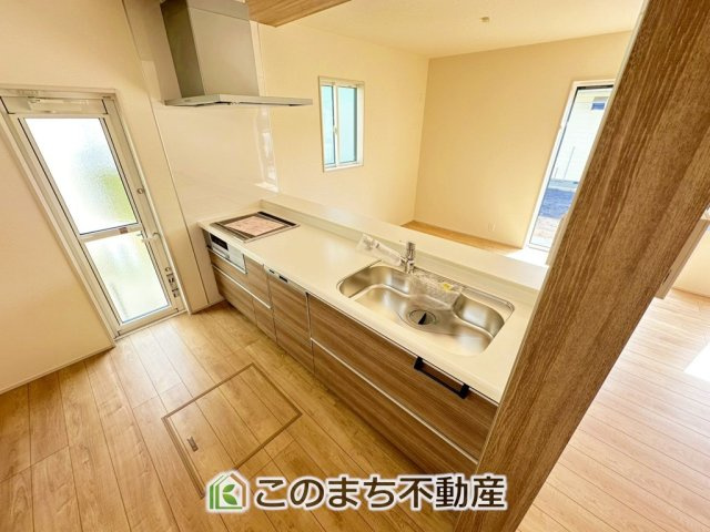 ブルーミングガーデン宇都宮市石井町のキッチン|"お洒落なホワイト天板のペニンシュラキッチンを採用しております。
浄水器内蔵の水栓です♪"
