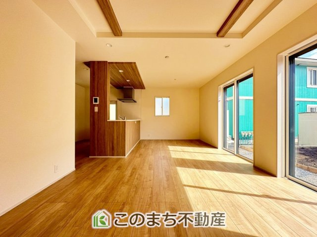 ブルーミングガーデン宇都宮市石井町の居間・リビング|時間のゆとりと空間、暖かな陽光がもたらす光と風を独占してください。新しい暮らしが始まります。
