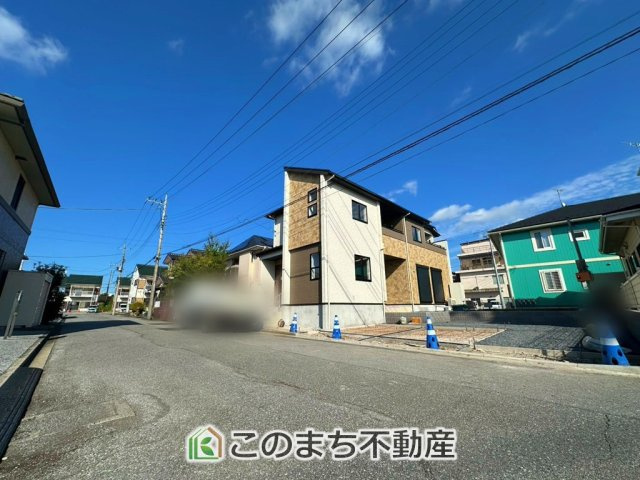 ブルーミングガーデン宇都宮市石井町の前面道路含む現地写真|前面道路は広々としてます！運転が苦手な方でもお車の出し入れ簡単で安心です☆
