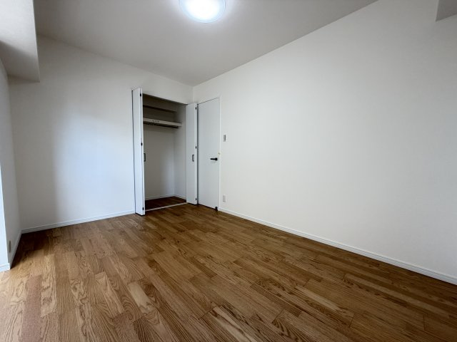 浄心ステーションビル南館の洋室|中側洋室別角度です。
全洋室にクローゼットが付いています◎
