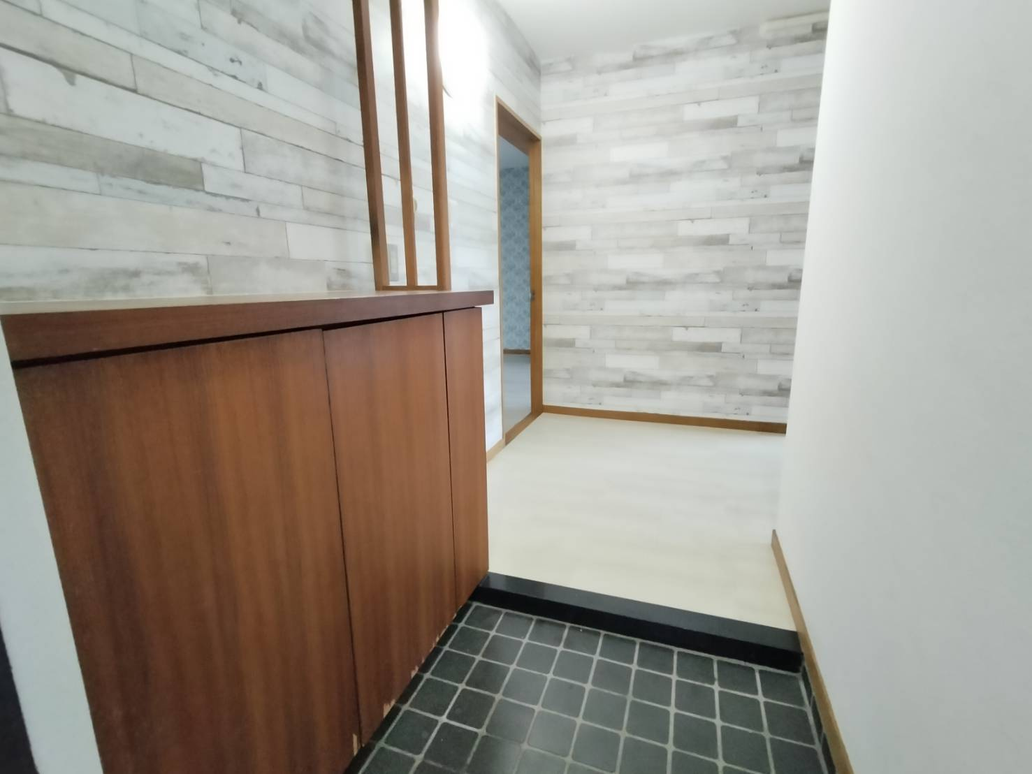 プラザフェニックス千鳥ヶ丘Aの玄関|シンプルで使いやすい玄関です