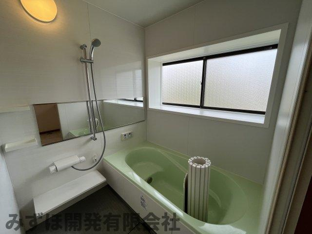 仙台市青葉区川平5丁目7-6の浴室|大きな窓があるので明るく換気も良好