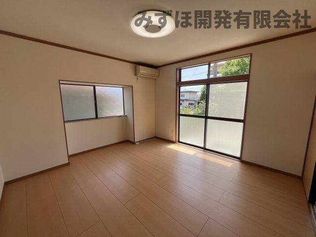 仙台市青葉区川平5丁目7-6の洋室|1階リビング横8帖洋室
クロス張り替え済み　南向きで日当たり良好