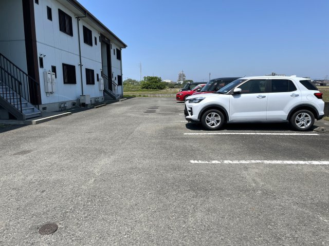 アルトリオ一番館の駐車場