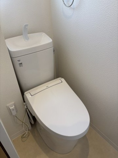 【居間・リビング】 | 鶴川2丁目団地 | 隣の洋室と仕切られた引戸を引き込むことで、リビングダイニングと一体の広々空間として利用可能な間取となっております。(イメージ写真です)