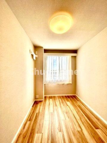 コスモ平井メルベーユの子供部屋|【子供部屋】お子様を持つ家庭の約6割が「家族や子どものため」に購入を希望。入学後の転校を避け、広い空間でのびのび育てたいなどの親心が、家探しのきっかけになっているようです。