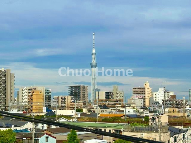 コスモ平井メルベーユの展望|手を伸ばせば、ふれることが出来そうな環境が、そのままインテリアになったような印象です。その豊かな眺望にふさわしい空間には、通風・採光にも優れ、心地よい光と風があふれています