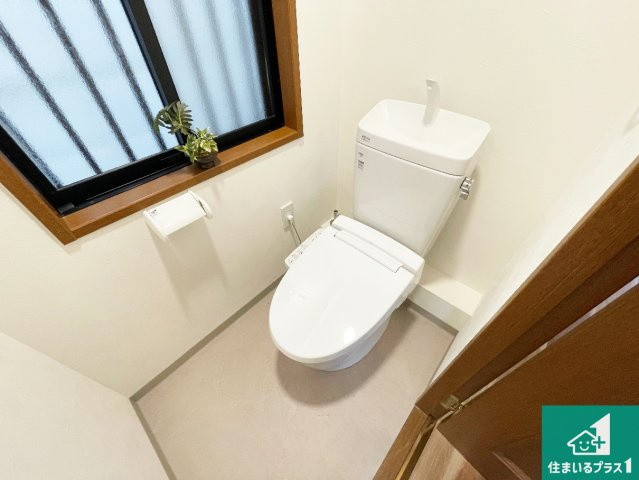 伊丹市北野　中古一戸建てのトイレ|1・2階の2ヶ所にあるので、朝の忙しい時間の順番待ちもなく、深夜の利用にも大変便利です。