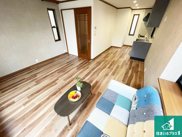 伊丹市北野　中古一戸建ての居間・リビング|シンプルなリビングは、観葉植物等のインテリアを楽しめますね！パパ好みにも、ママ好みにも家具次第で雰囲気を変えることができます！