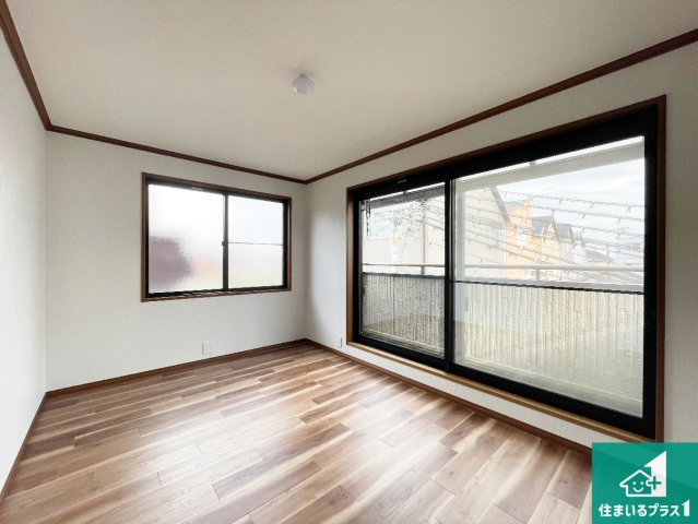 伊丹市北野　中古一戸建ての洋室|シンプルな洋室は、自分好みのインテリアが楽しめます♪ぜひお楽しみください♪