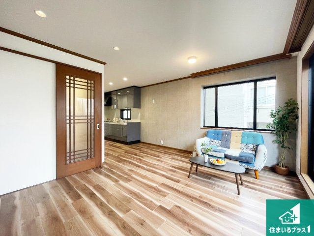 伊丹市北野　中古一戸建ての居間・リビング|シンプルなリビングは、観葉植物等のインテリアを楽しめますね！パパ好みにも、ママ好みにも家具次第で雰囲気を変えることができます！