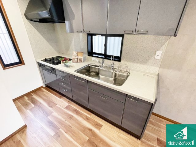 伊丹市北野　中古一戸建てのキッチン|吊戸棚付きで収納スペースがしっかりあるシステムキッチン！お好きな食器や調理器具を揃えられます！