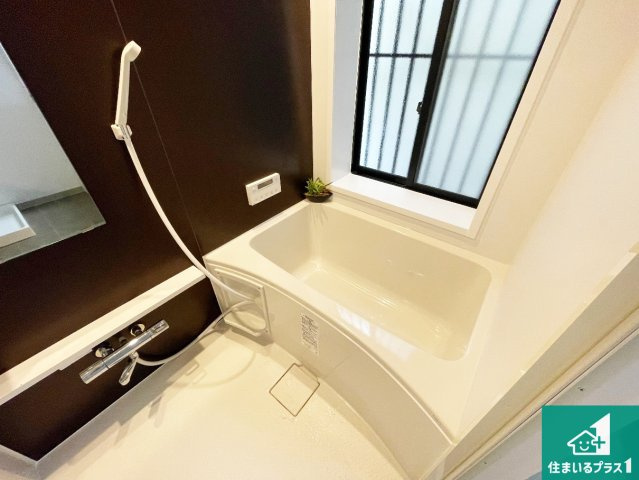 伊丹市北野　中古一戸建ての浴室|足をゆったり伸ばして寛げる浴槽です。窓が設けられていますので差し込む光が明るく穏やかな雰囲気にしてくれます♪浴室乾燥機も設置しているので、雨の日の洗濯物も安心です♪