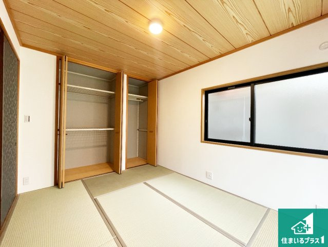 伊丹市北野　中古一戸建ての和室|一室あると便利な和室は客間としてだけでなく、小さなお子様のプレイルームや食後のくつろぎスペースとしてもご利用いただけます。収納もついていますので大活躍間違いなし！