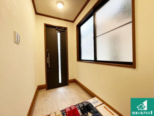 伊丹市北野　中古一戸建ての玄関|広々とした玄関！