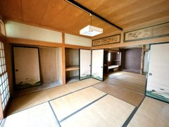 三戸郡五戸町字熊ノ沢頭の洋室|【リフォーム前】1階南西側約11帖洋室にリフォームするお部屋です。フローリング張り、壁天井クロス仕上げ、照明新品交換等を行います。