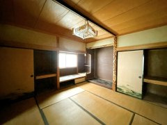三戸郡五戸町字熊ノ沢頭の和室|【リフォーム前】1階北西側約8帖和室にリフォームするお部屋です。畳表替え、壁天井クロス仕上げ、照明新品交換等を行います。