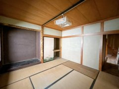 三戸郡五戸町字熊ノ沢頭の和室|【リフォーム前】1階南側約6帖和室にリフォームするお部屋です。畳表替え、壁天井クロス仕上げ、照明新品交換等を行います。