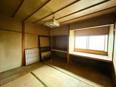 三戸郡五戸町字熊ノ沢頭の洋室|【リフォーム前】1階北側約7帖洋室にリフォームするお部屋です。フローリング張り、壁天井クロス仕上げ、照明新品交換等を行います。
